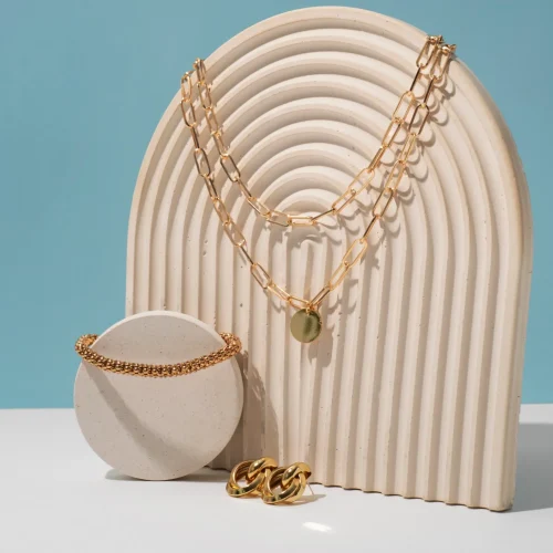 display-shiny-luxurious-golden-chain